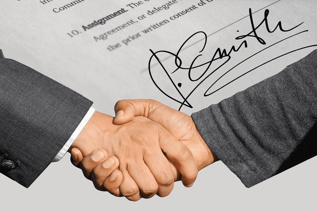 Deux professionnels se serrant la main à la conclusion d'un contrat